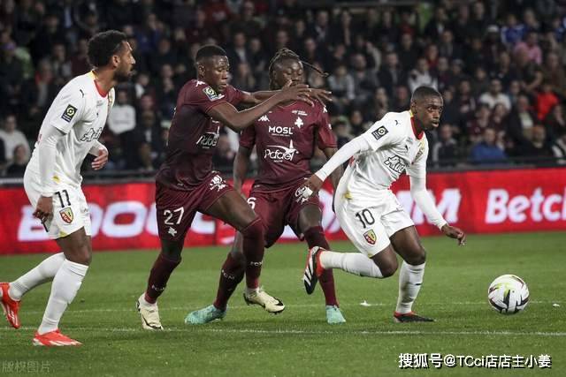 切尔西女足前锋科尔官宣自己与女友梅维斯已怀孕