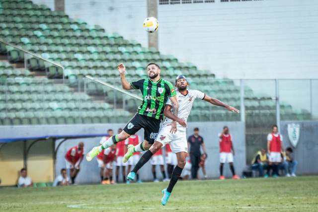 周琦扭伤膝盖痛苦倒地 被担架抬出球场